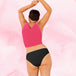Femme portant la culotte menstruelle ComfortFit Essentielle Brazilian Moderate, taille haute, offrant protection fiable et confort grâce à la technologie TriTech Performance.