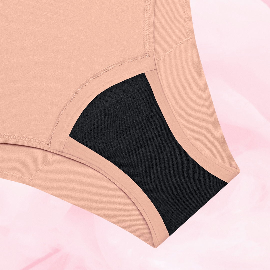 Culotte menstruelle Nana® Essentielle Brazilian ComfortFit, gros plan sur le tissu doux, offrant protection fiable et ajustement précis pour flux léger.