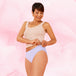 Femme en débardeur blanc portant la culotte menstruelle ComfortFit Essentielle Brazilian Moderate, offrant protection fiable et discrète, idéale pour flux léger.
