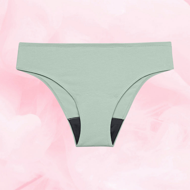 Culotte menstruelle ComfortFit Essentielle Brazilian Light, offrant protection discrète et fiable, avec technologie TriTech Performance pour flux léger, ajustement taille haute.