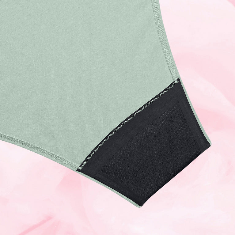 Culotte menstruelle ComfortFit Essentielle Brazilian Light en gros plan, montrant le tissu en polyamide recyclé avec motif discret, coutures soignées et coupe taille haute.