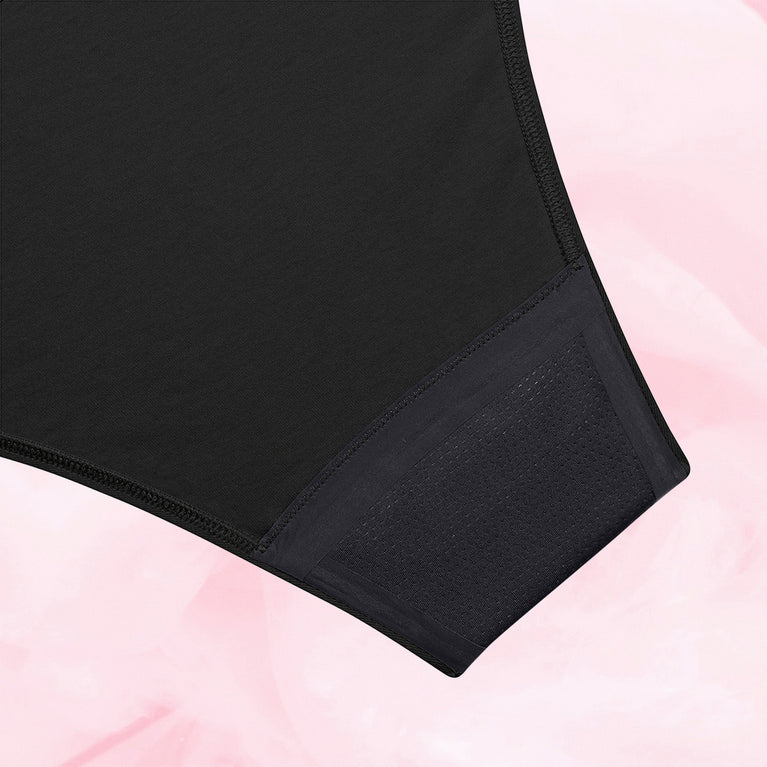 Culotte menstruelle ComfortFit Essentielle Brazilian Light, taille haute, conçue en polyamide recyclé, avec gousset ComfortFit, offrant protection discrète et absorption efficace pour flux léger.