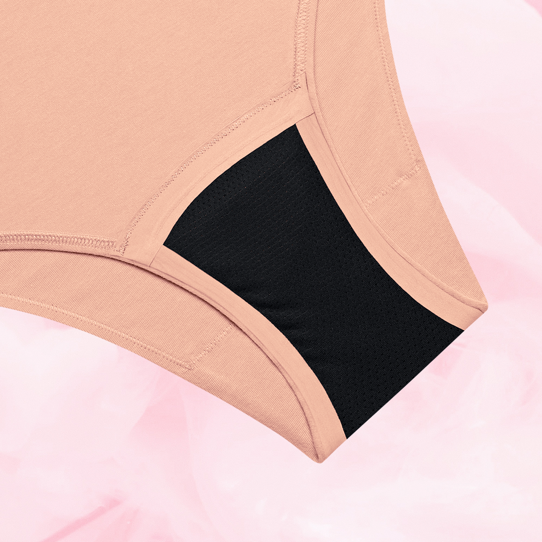 Gros plan sur la culotte menstruelle ComfortFit Essentielle Brazilian Light, offrant une protection discrète avec technologie TriTech Performance pour flux léger.