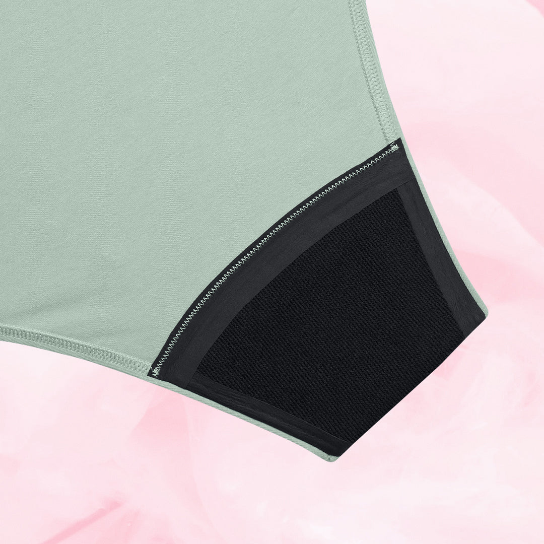Culotte menstruelle ComfortFit Essentielle Brazilian Moderate, gros plan sur la texture du tissu noir et gris, offrant protection fiable grâce à la technologie TriTech Performance.