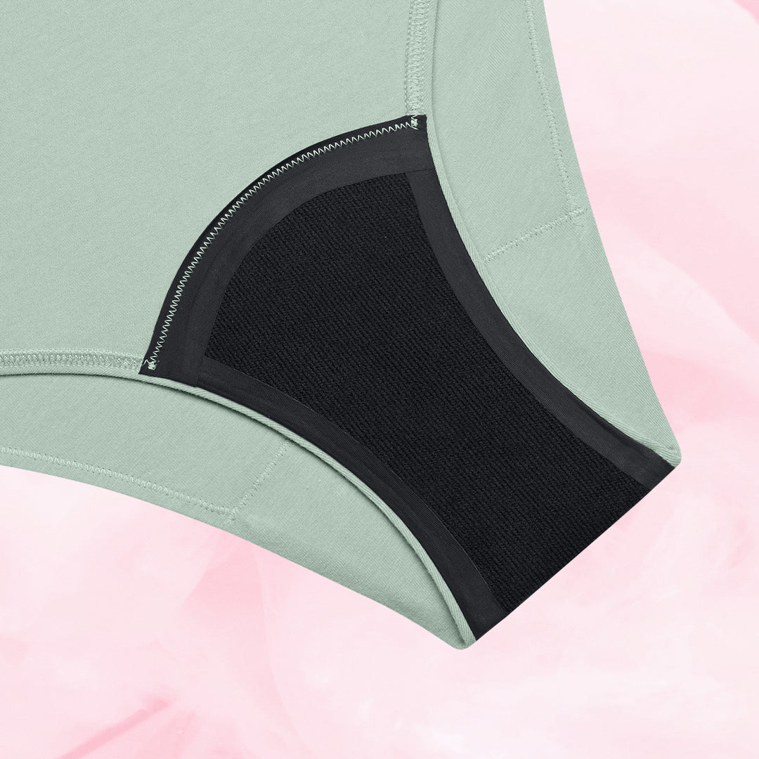 Gros plan sur la culotte menstruelle ComfortFit Essentielle Brazilian Moderate, montrant la texture du tissu, offrant protection durable et ajustement ComfortFit pour flux légers.