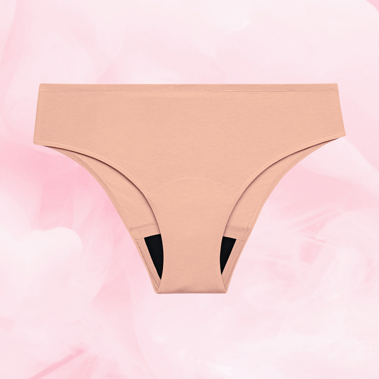 Culotte menstruelle ComfortFit Essentielle Brazilian Moderate, vue de près, offrant protection discrète et durable grâce à la technologie TriTech Performance et ajustement taille haute.