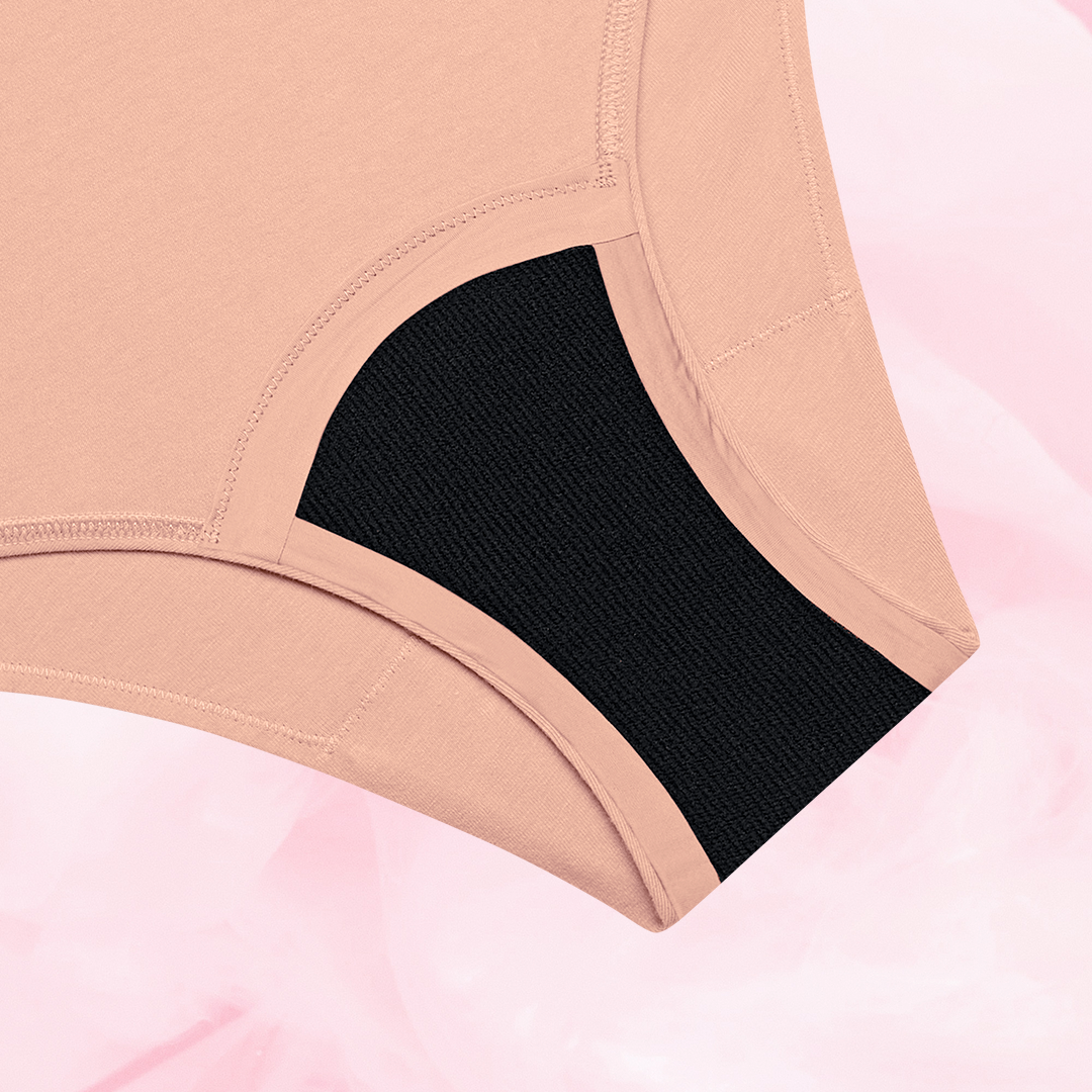 Culotte menstruelle ComfortFit Essentielle Brazilian Moderate en gros plan, offrant une protection discrète et fiable, avec un gousset ComfortFit pour un ajustement précis.