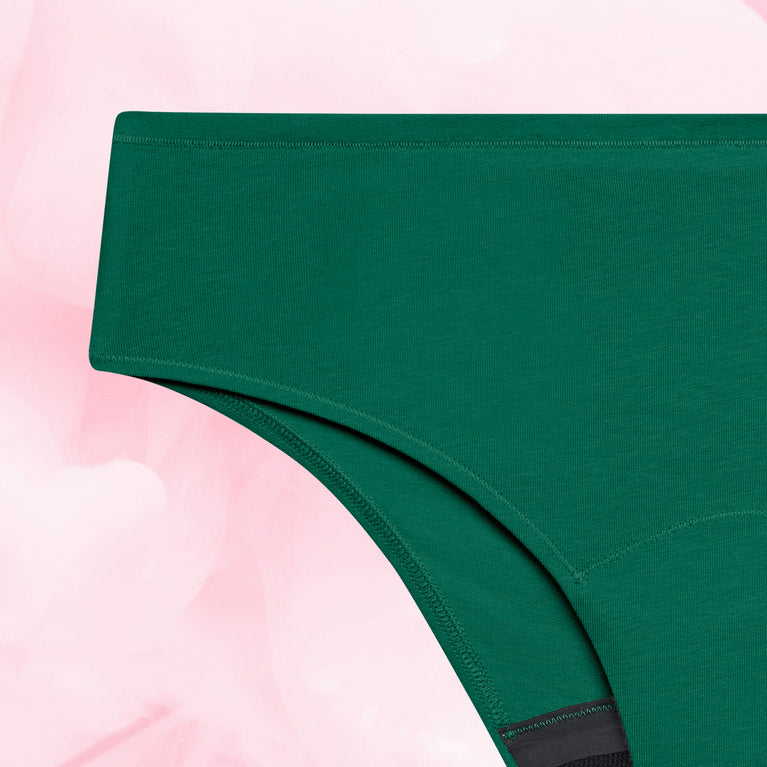 Culottes menstruelles ComfortFit Essentielle Brazilian, coupe ajustée, fabriquées en polyamide recyclé, offrant protection fiable et absorption rapide pour flux léger.