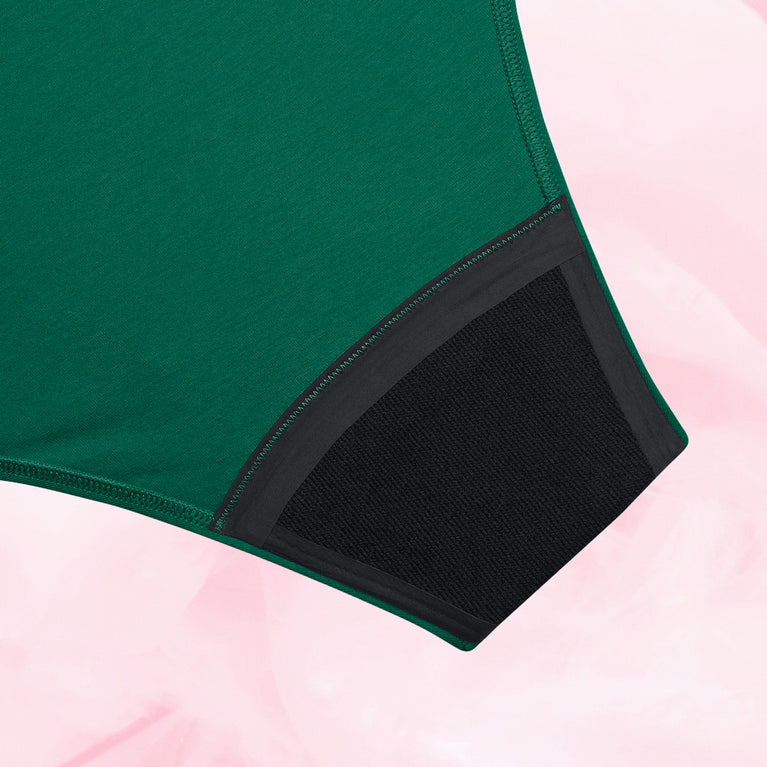 Culotte menstruelle ComfortFit Essentielle Brazilian Moderate, offrant protection discrète et fiable avec technologie TriTech et gousset ComfortFit ajusté.