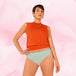 Femme portant les culottes menstruelles ComfortFit Essentielle Brazilian Moderate, offrant protection et confort grâce à la technologie TriTech Performance, pour un usage quotidien fiable.