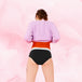 Culotte menstruelle ComfortFit Essentielle Hipster, offrant protection discrète et ajustée, visible sur une femme portant un pull, idéale pour un confort quotidien.
