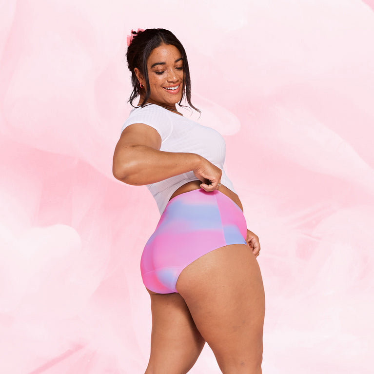 Culotte menstruelle haute protection Nana, portée par une femme, offrant confort et sécurité pour flux modéré, avec technologie TriTech, jusqu'à 12 heures d'absorption.