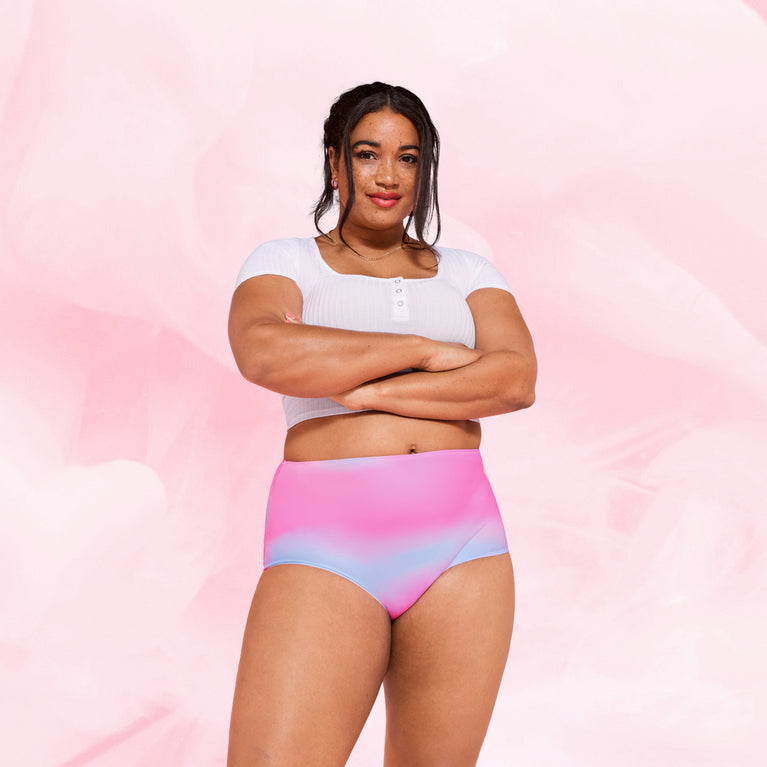 Culotte menstruelle taille haute pour flux modéré, offrant confort et protection jusqu'à 12 heures, portée par un modèle en chemise blanche.