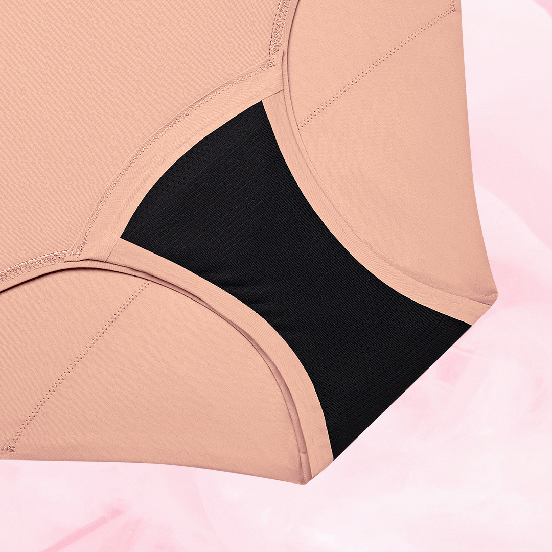 Culotte menstruelle Nana® High Waist ComfortFit, gros plan sur tissu et bordure fine, offrant protection discrète et fiable pour flux léger.