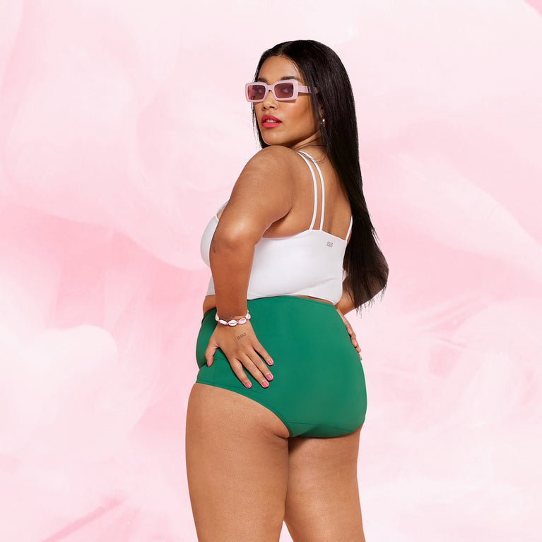 Femme en maillot, portant la culotte menstruelle réutilisable High Waist Light pour flux léger, offrant confort et confiance pendant les jours légers des règles.