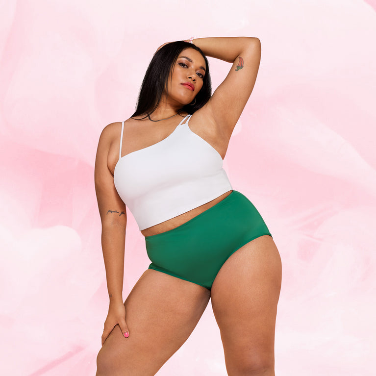 Culotte Menstruelle by Nana™ haute taille, offrant confort et protection pendant les flux légers, portée par une femme.