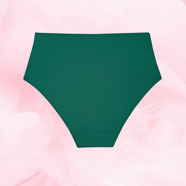 Culotte menstruelle verte taille haute pour flux léger, offrant confort et protection durable.