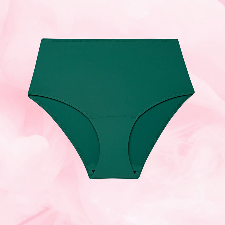 Culotte menstruelle taille haute pour flux léger, offrant confort et protection durable par Nana™, vue sur fond rose.