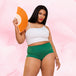 Femme tenant un éventail, portant la Culotte Menstruelle by Nana™ taille haute pour flux modéré, offrant confort et protection jusqu&