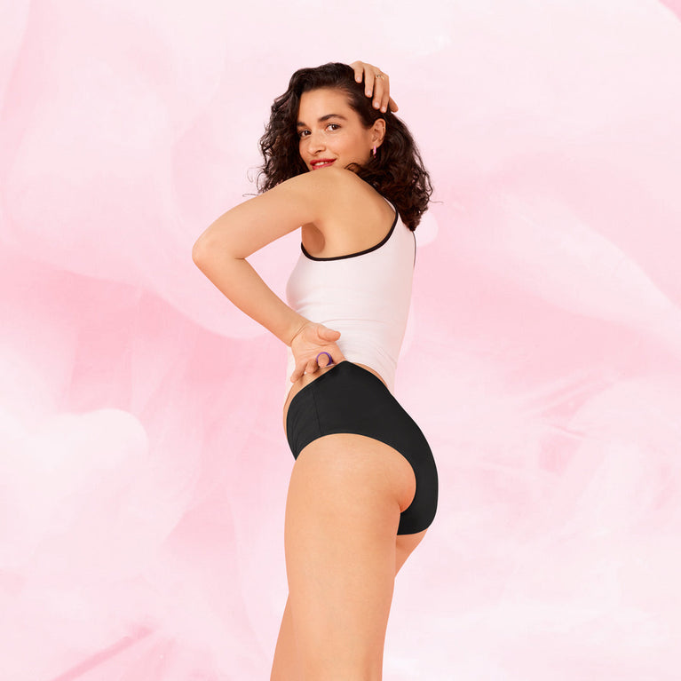 Femme souriante présentant le Pack Best-seller.