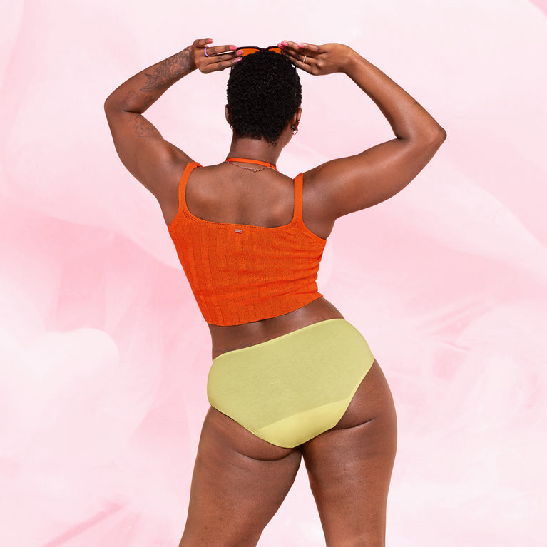 Culotte menstruelle ComfortFit Essentielle Hipster Heavy, offrant protection fiable et discrète. Vue de dos, souligne la coupe ajustée et confortable.