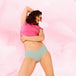 Femme portant la culotte menstruelle ComfortFit Essentielle Hipster Light, offrant protection discrète et fiable avec technologie TriTech Performance pour flux léger.