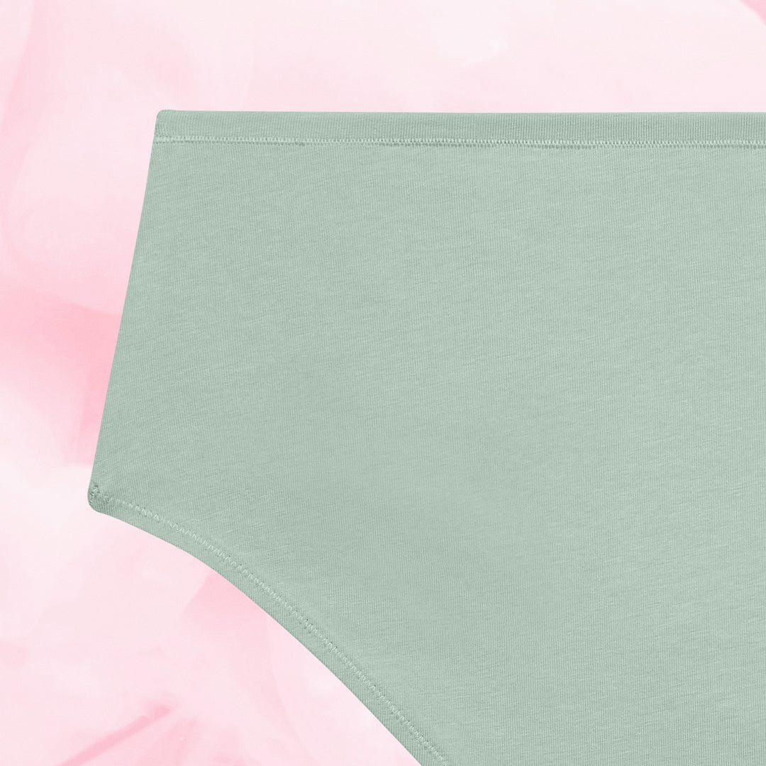 Culotte menstruelle ComfortFit Essentielle Hipster Light, gros plan sur tissu doux et respirant, offrant protection discrète et fiable pour flux léger.