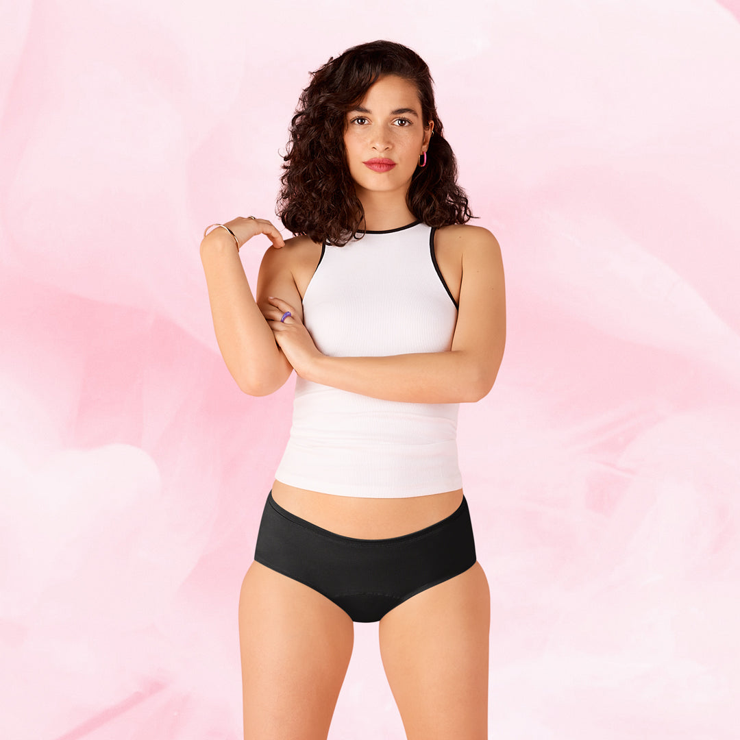 Femme portant le ComfortFit Essentielle Hipster Moderate, offrant une coupe hipster ajustée et discrète, idéale pour une protection menstruelle fiable et confortable.