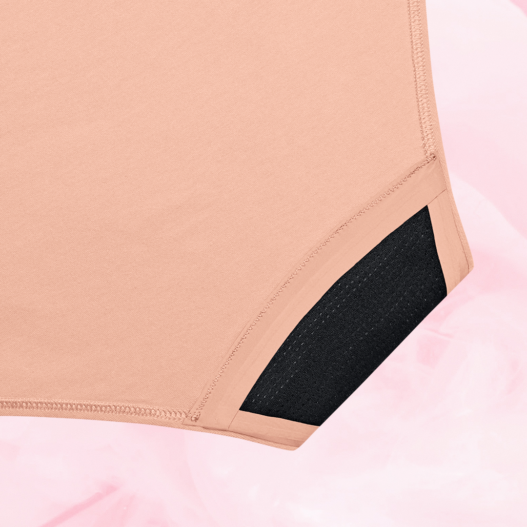 Culotte menstruelle ComfortFit Essentielle Hipster Light, gros plan sur la coupe hipster ajustée et le tissu doux, offrant protection et confort.