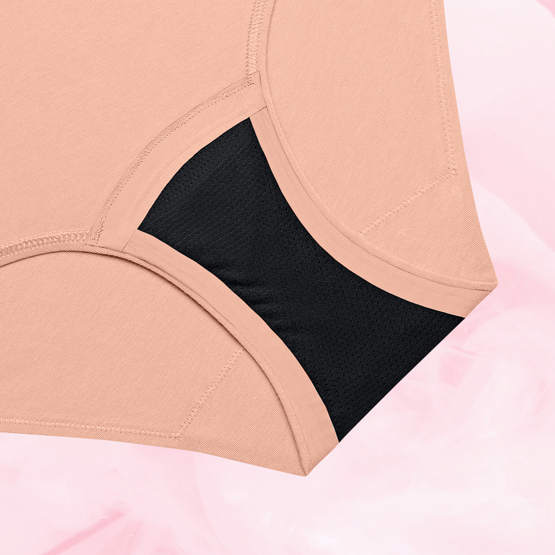 Culotte menstruelle ComfortFit Essentielle Hipster Light, en gros plan, montrant une conception ajustée pour une protection discrète et fiable pendant les règles.