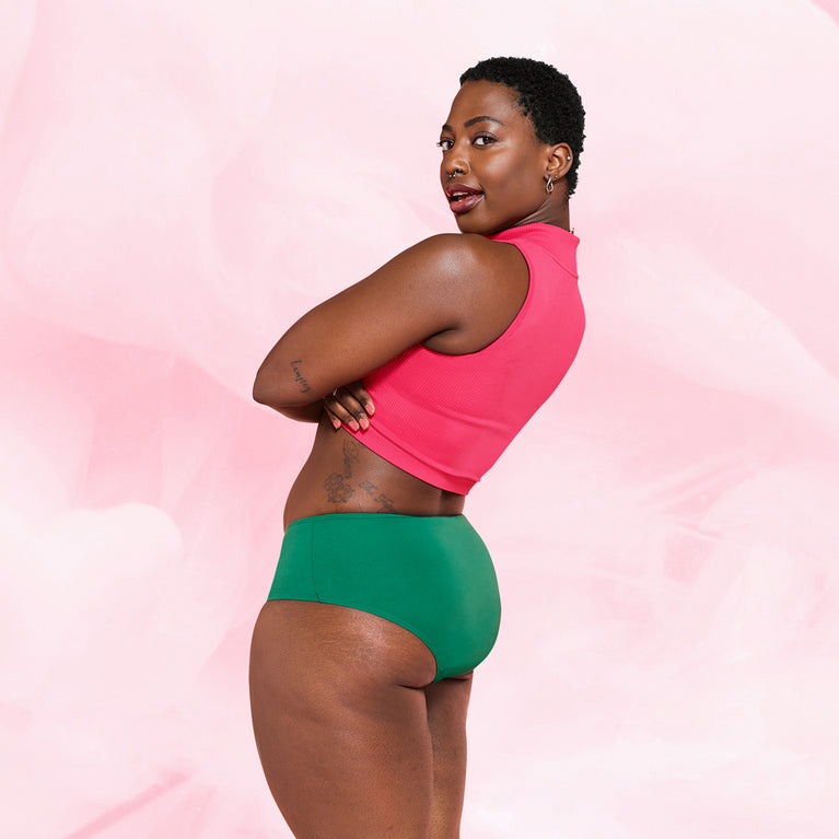 Femme portant le ComfortFit Essentielle Hipster Light, montrant la coupe hipster basse et ajustée, idéale pour une protection menstruelle discrète et fiable.