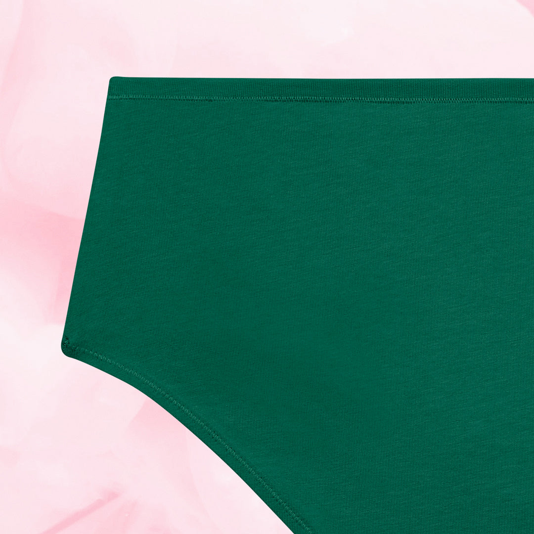 Culotte menstruelle ComfortFit Essentielle Hipster Light, offrant protection fiable, avec gousset ComfortFit pour maintien optimal, idéale pour flux léger. Fabrication éthique et confort respirant.