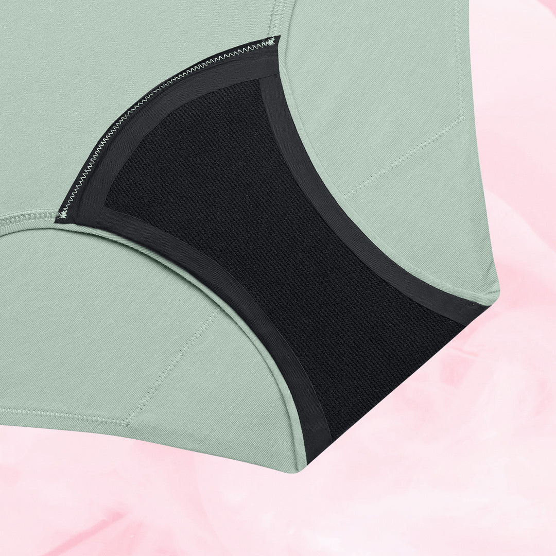Culotte menstruelle ComfortFit Essentielle Hipster Moderate en gros plan, montrant le tissu et les coutures pour une protection discrète et fiable.