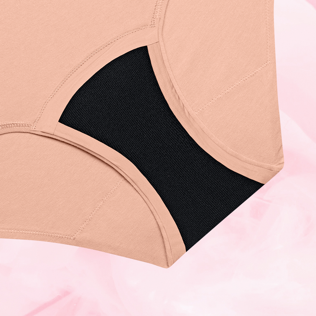 Culotte menstruelle Nana® Essentielle Hipster ComfortFit, gros plan sur le tissu ajusté pour le confort et la protection discrète et fiable.