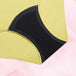 Culotte menstruelle ComfortFit Essentielle Hipster Moderate, tissu noir et jaune, offrant protection durable et ajustement parfait grâce à la technologie TriTech Performance et gousset ComfortFit.