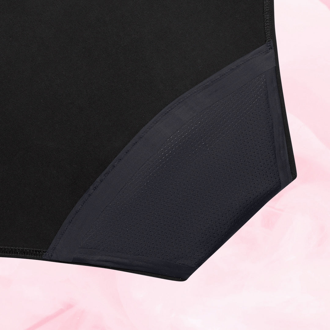 Lot de 3 culottes menstruelles Essentielle Hipster Logo Waistband pour flux abondant, en tissu noir doux, ceinture motif V, offrant protection et confort.