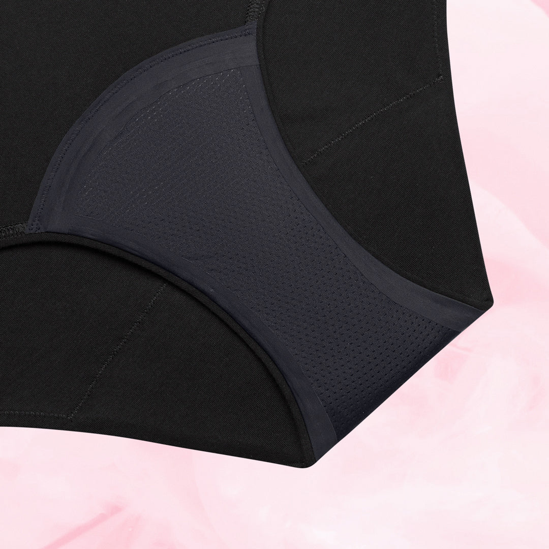 Pack Confort ultime, gros plan culotte menstruelle noire texture respirante.