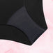 Culotte menstruelle ComfortFit Essentielle Hipster Logo Light, conçue pour confort et protection, avec technologie TriTech, sur fond rose.