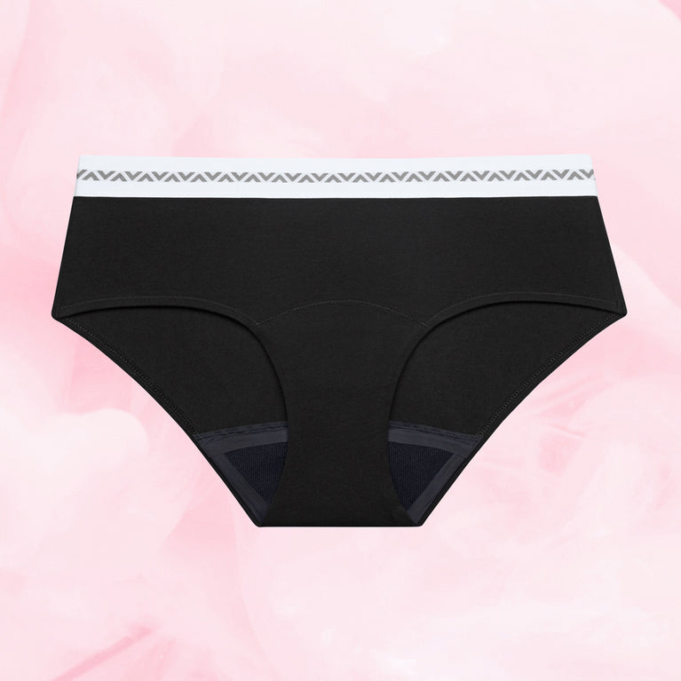 Pack Essentielle Découverte: une culotte noire avec logo sur la ceinture, conçue pour flux modérés, en coton biologique certifié, offrant confort et style.
