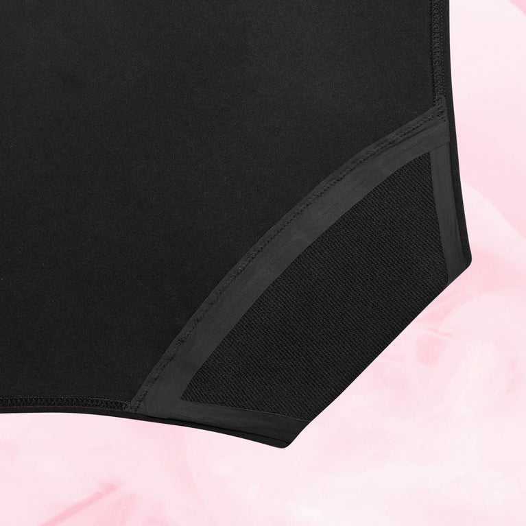 Culotte menstruelle ComfortFit Essentielle Hipster Logo Moderate, conçue pour une protection discrète et fiable, avec un gousset ajusté pour un confort optimal.