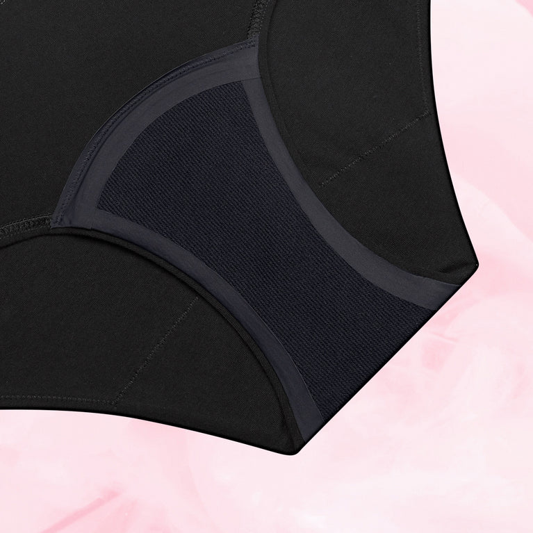 Culotte menstruelle noire ComfortFit Essentielle Hipster Logo Moderate, offrant maintien et protection avec gousset ComfortFit, pour flux léger, certifiée Oeko-TEX®.