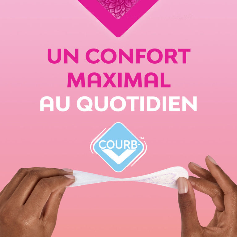 Protège-lingerie Nana Voile Si Discret tenu par une main féminine, illustrant sa légèreté et discrétion pour une sensation de fraîcheur quotidienne.