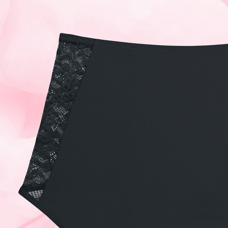 Culotte menstruelle taille haute avec dentelle fleurie, absorbante et réutilisable. Modèle Culotte Menstruelle by Nana™ pour flux léger, offrant confort et durabilité.