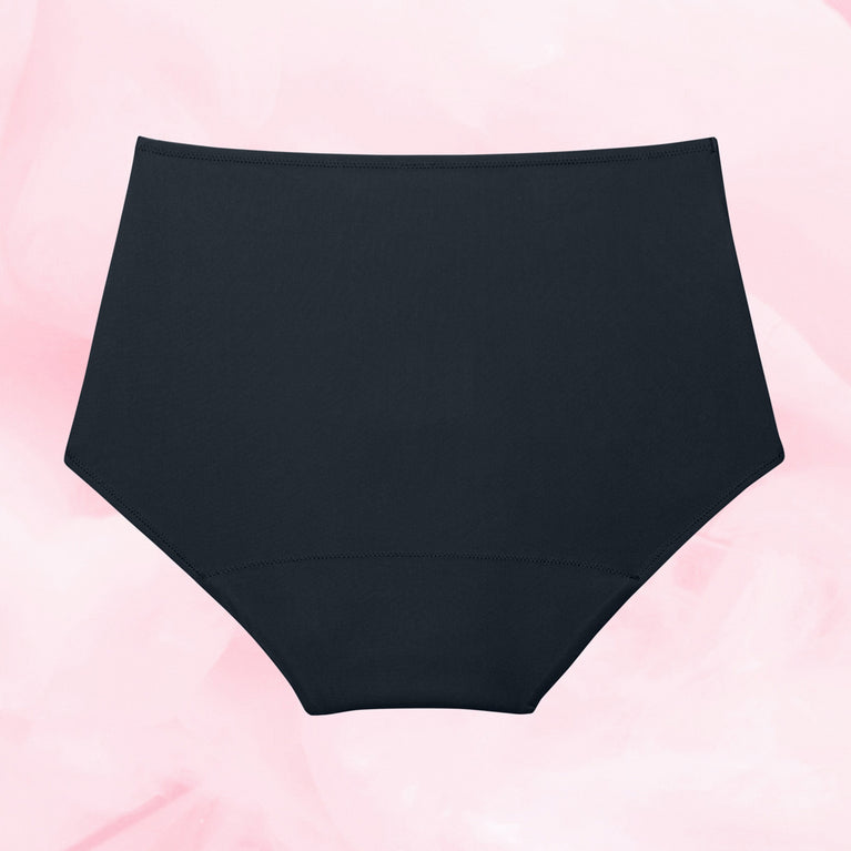 Culotte noire multifluides taille haute, protection TriTech Performance, dentelle élégante, conçue pour confort quotidien et absorption efficace des fluides.