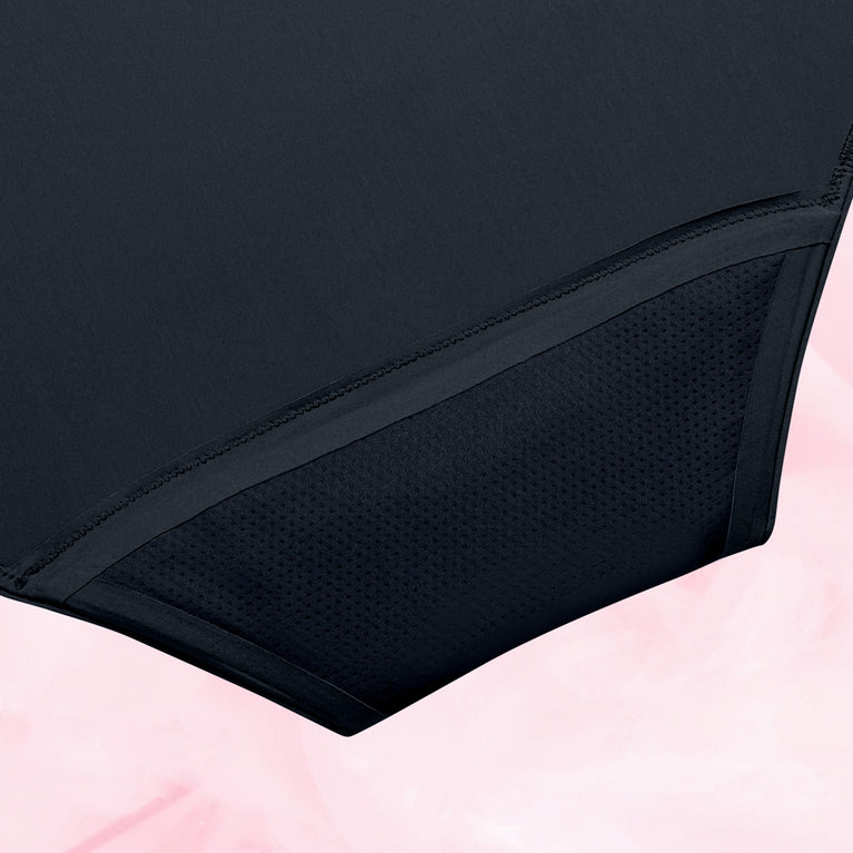 Culotte noire taille haute Protection Multifluides, offre absorption et confort. Conçue pour flux légers à modérés, combinant esthétique classique et technologie TriTech Performance.