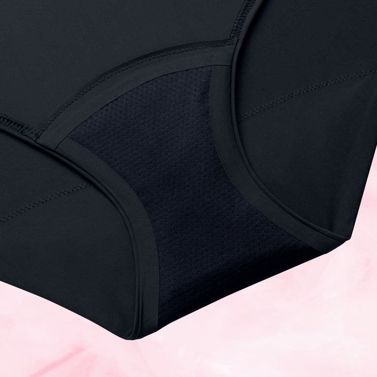 Culotte noire High Waist Protection Multifluides, design classique avec dentelle, offrant absorption et confort pour fluides intimes, idéale pour un usage quotidien.