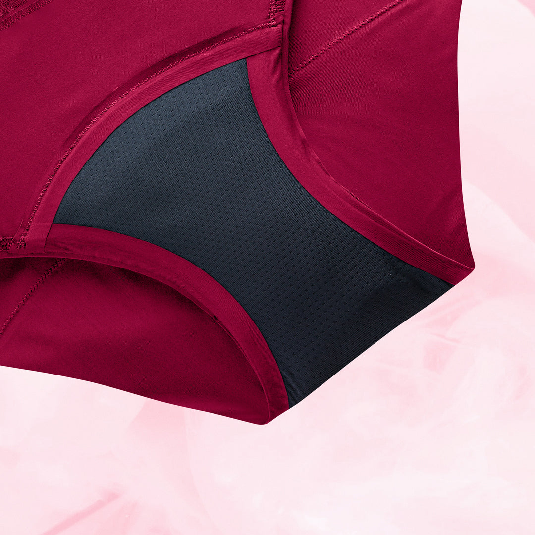 Culotte menstruelle Hipster Full Lace Heavy en gros plan, montrant texture en dentelle, conçue pour un confort quotidien et protection jusqu'à 12 heures.