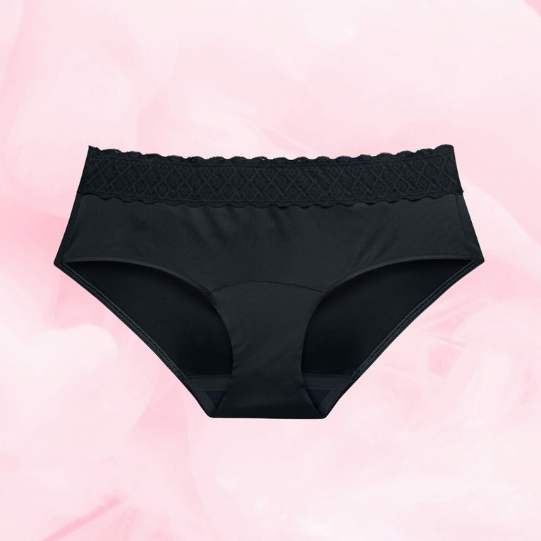 Culotte menstruelle Hipster Full Lace Light, noire, avec ceinture en dentelle élastiquée, offrant une coupe tendance et un confort optimal pour flux léger.