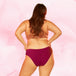 Femme portant la culotte menstruelle Brazilian Moderate, élégante et absorbante, avec ceinture élastiquée pour protection jusqu&