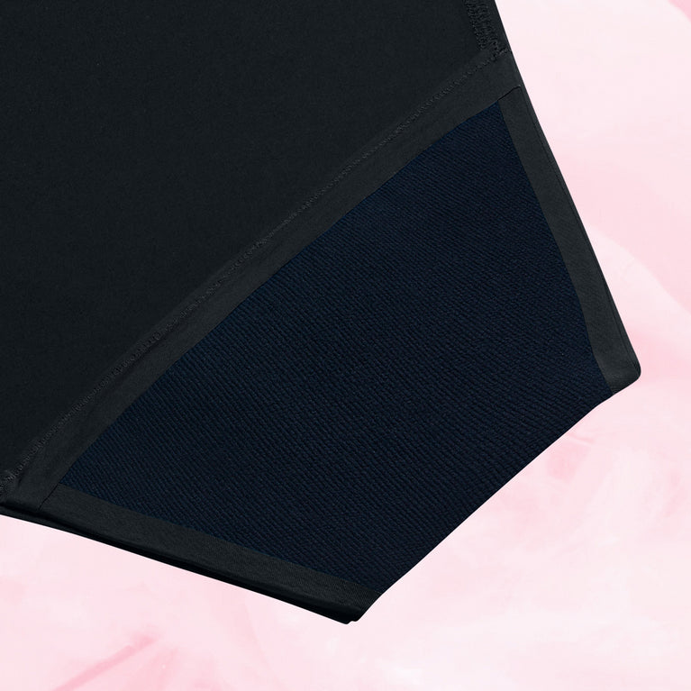 Culotte menstruelle High Leg Moderate noire, bordée de bleu, offrant 12 heures de protection avec technologie TriTech pour flux modéré, style échancré élégant.